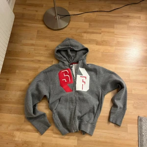 Kofta  - Snygg hoodie jag inte får användning av längre storlek M pris kan diskuteras 💘