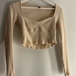 tröja - färgen ser jätte skum ut på bilden men lovar den ser ej ut så irl!🫠 fint skick och nästan aldrig använt.