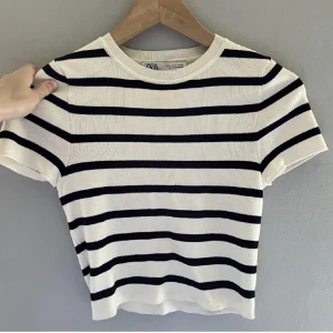 Randig zara topp - Säljer denna topp från zara pga aldrig använd, fint skick, storlek M men passar S