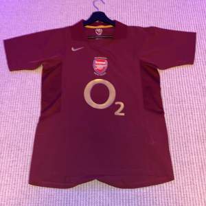 En 2005/2006 Arsenal T-shirt. Storlek S. Inte använd alls pga att den är för liten