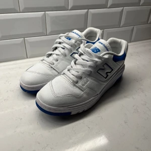 New balance 550 - Säljer mina New balance skor då dom inte kommer till användning, använda en gång och skick 10/10. Kan gå ner något i pris vid snabb affär. Har ni några frågor så hör av er. 