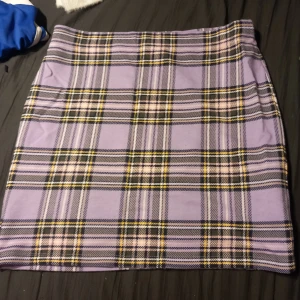 Kjol - Gullig lila kjol från New Yorker. Använd ett fåtal gånger, sitter tajt.