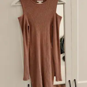Långärmad klänning med öppna axlar ifrån H&M i storlek s men passar xs och också för att den är jätte stretchig. den har typ en brun-rosa färg, inte lika orange som på bilden. 😊