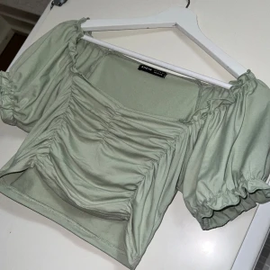Söt topp - ⭐️Knappt använd  ⭐️Super söt till sommaren  ⭐️Tunnt material  ⭐️ Mint/ljusgrön ish  ⭐️STL: S men passar även Xs då sen är stretchig.  