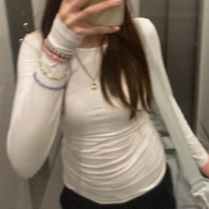 Vit långärmad tröja  - det är en vit långärmad tröja, den är lite genomskinlig men inte jätte mycket. Kommer inte ihåg original priset men det var ungefär 100-200. Vi kan diskutera priset.