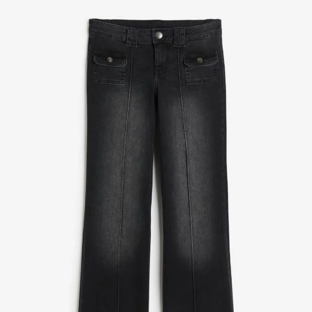 Hm’s cargo jeans i svart. Pris kan diskuteras💗. Jeans & Byxor.