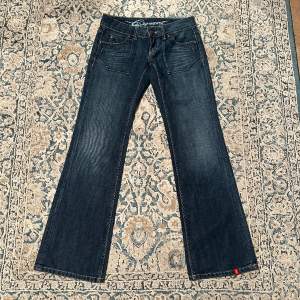 supersnygga lågmidjade jeans från esprit! Midjemått 84cm. Innerbenslängd 82cm. Ytterbenslängd 101cm. 💗