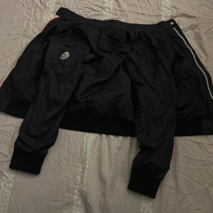 Moncler  - Moncler barn, 10 år, 140 cm äkta, 7/10 skick, vindjacka för barn 
