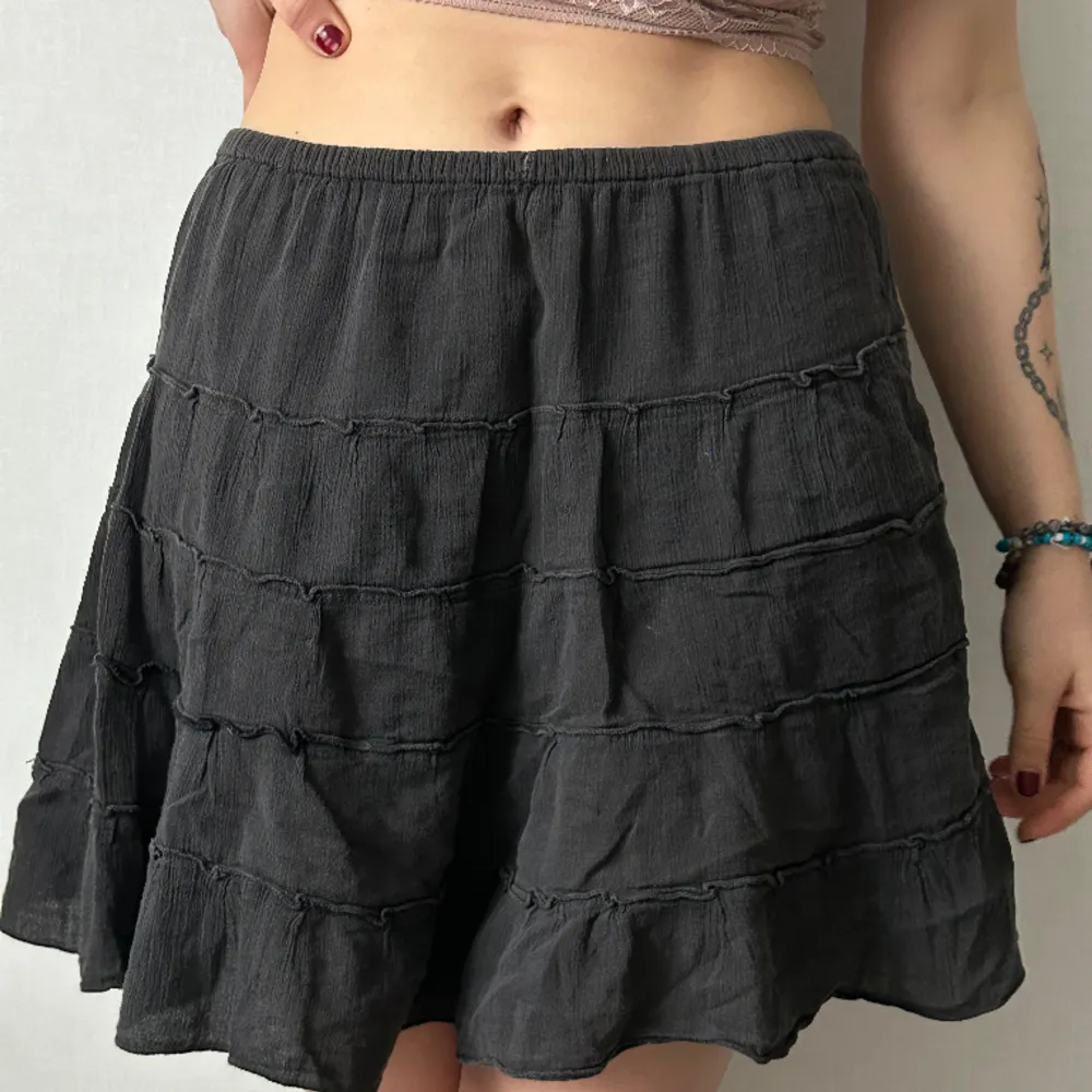 Nice condition and pretty skirt. Kjolar.