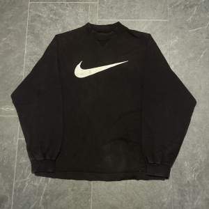 Boxig fin nike crewneck från sent 90-tal, storlek XL passar mer som M-L:), skriv om du har frågor