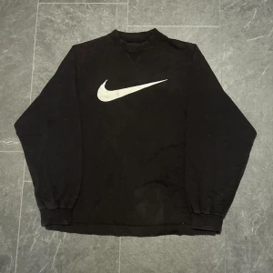Nike vintage crewneck - Boxig fin nike crewneck från sent 90-tal, storlek XL passar mer som M-L:), skriv om du har frågor