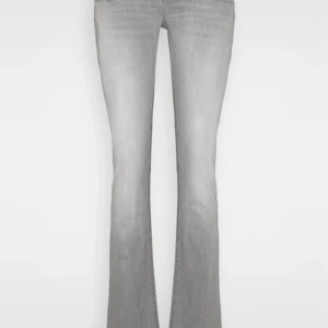 LTB valerie jeans - Lite slitna längst ner. Bootbut LTB jeans i modellen Valerie. Pris kan diskuteras!💘 Ge gärna nya prisförslag💞