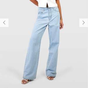 Säljer mina jeans från Boohoo dom är högmidjade och skit snygga men tyvär var dom lite för små på mig dom sitter perfekt i längden jag är ca 167lång, nypris var 360kr men säljer för 200 kan gå ner i priset vid snabb affär 
