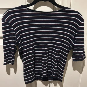 Randig tröja  - Den är väldigt tunn och kort. Skulle nog säga att den är xs. Köp nu!🩷