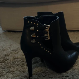 Klackar  - Svarta klackar, med detaljer på sidorna, OBS : en liten repa på höger klack . Och dragkedja. 🖤