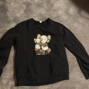 Kaws/uniqlo tröja som är för liten - Den är knappt använd väldigt bra skick och är en bra passform
