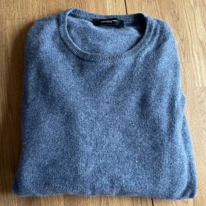 Kashmir tröja - En snygg stickad tröja i 100% Kashmir (Se bild 3). Nypris runt 2500kr. Hör av dig vid frågor!