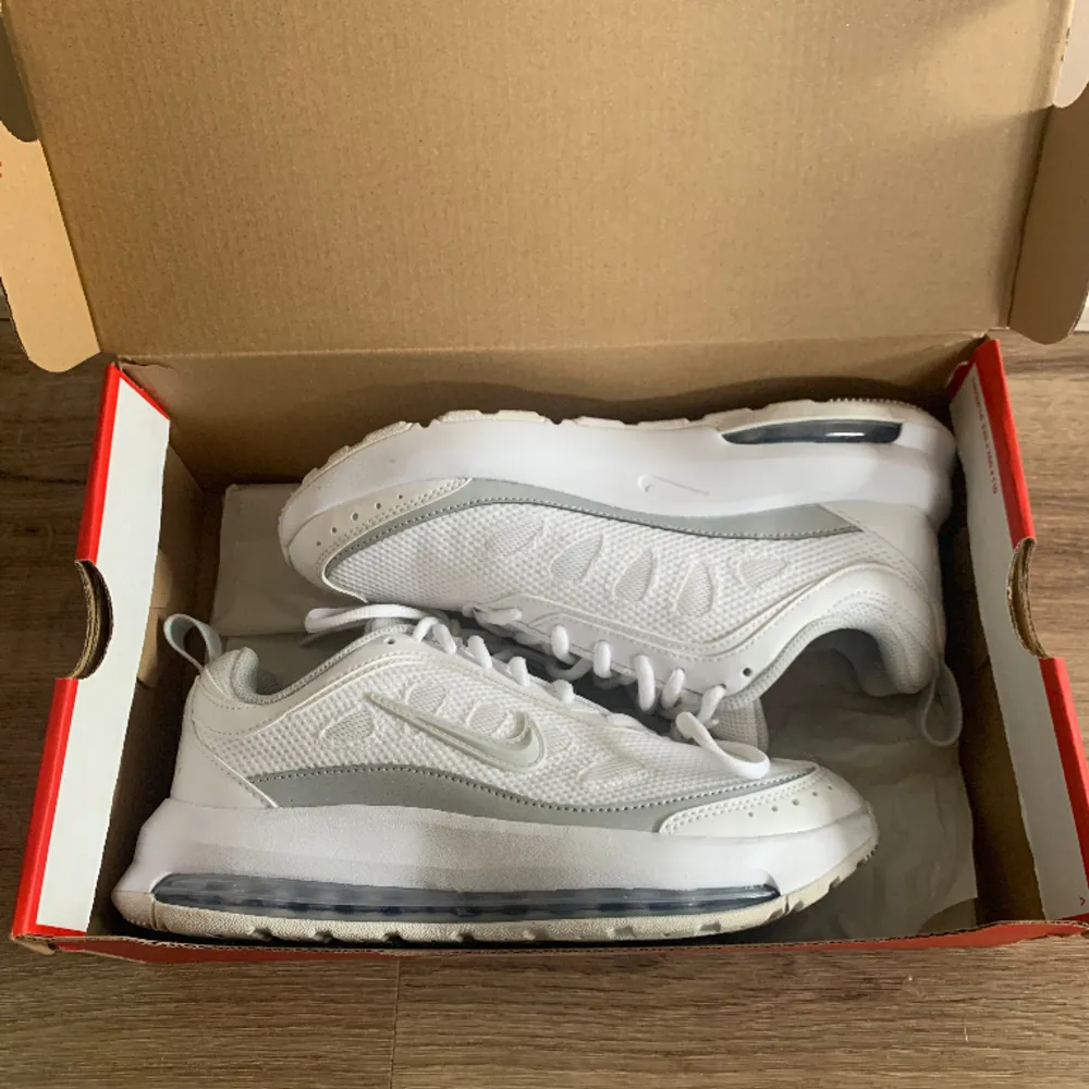 Nike Air Max AP W i storlek 38. Endast använda en gång ute men säljer då de aldrig kommer till användning. Har inga synliga defekter och Kommer i orginal Lådan. Nypris är ca 1300kr. Skor.