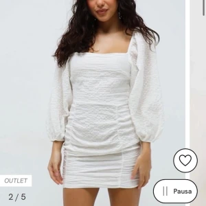 Studentklänning  - Säljer denna helt oanvända studentklänning från Nelly eftersom storleken ej passade mig. Den är i storlek 38 och säljer för 200kr + fraktavgift.