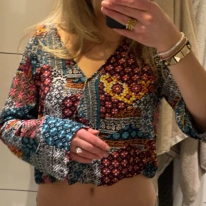 Blus  - Mönstrad blus från Gina, knappt använd o söt till sommaren💘🙏