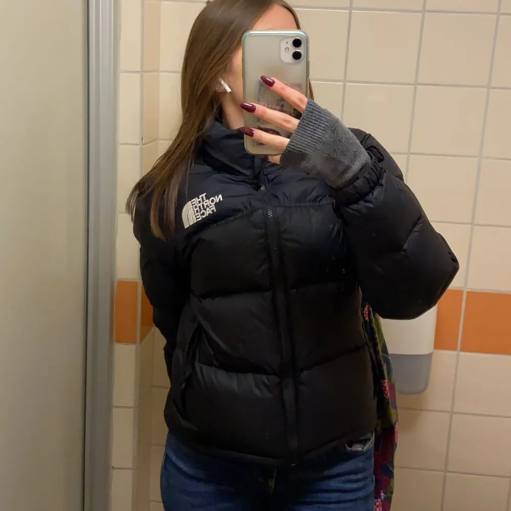 The north face jacka i fint skick! Använd en vinter men ser nästintill oanvänd ut🌸 Perfekt till nästa vinter, säljer därav att jag har skaffat en ny så denna kommer ej till användning:) bara att fråga så skickar jag fler bilder!. Jackor.