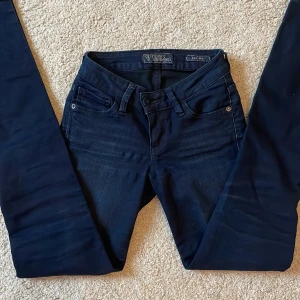 Lågmidjade jeans - Säljer dehär lågmidjade mörkblå jeansen då de inte längre passar!💓💓