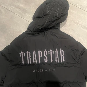 Trapstar jacka - Sjukt fet trapstar jacka i storlek medium, använd 2 gånger (kvitto finns, självklart äkta)