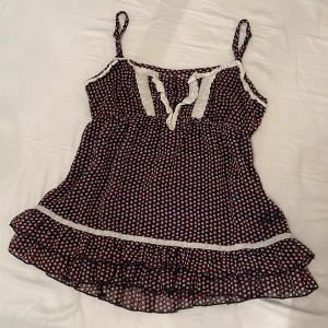 Babydoll topp - En jättesöt babydolltopp som tyvärr inte kommer till användning längre. Budgivning vid högt intresse!!