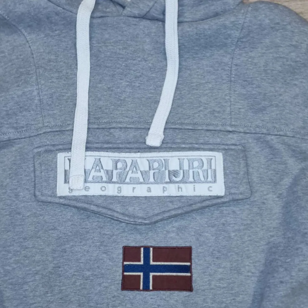 Napapijri Hoodie  Gott skick , något år men sparsamt använd  Storlek : Large . Hoodies.