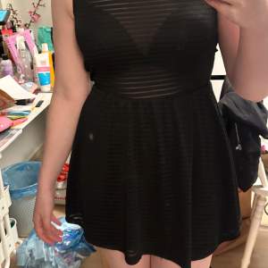 en svart genomskinlig klänning som blivit för kort för mig. fick ta en snabb bild, skickar självklart fler om du är intresserad 🖤
