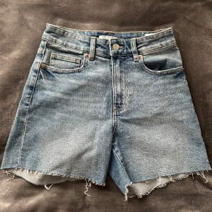 Jeansshorts - Jeansshorts i storlek 36, från H&M.  Aldrig använda. 