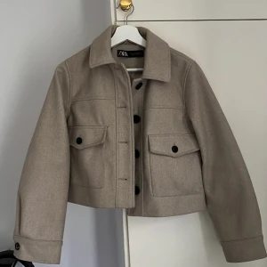 Kort kappa - Säljer min kappa från Zara då den inte kommer till användning. Använd fåtal gånger och inte defekter   OBS! Finns på fler sidor 