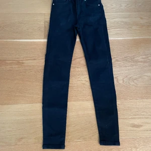 Jeans  - Jeans, smal passform i svart. Oanvända