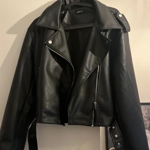 Skinnjacka  - Aldrig använd från Gina tricot. Köpt för 899 kr förra sommaren!