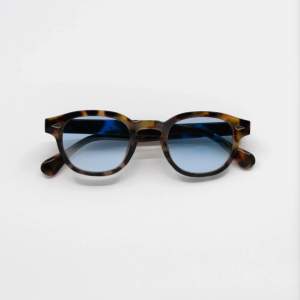 Trendiga solglasögon med blått glas och leopard båge. Fick hem ett par extra så därav säljer jag. De är oöppnade och helt oanvända. Skriv vid frågor!  