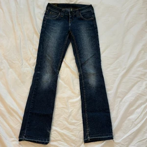Lågmidjade jeans  - Midja: 62cm Längd: 93cm Innerbenslängd: 73cm Jag har vikt upp byxornas hem vid anklarna.  Frakten står för, fråga ifall det är något ni undrar 💭! 