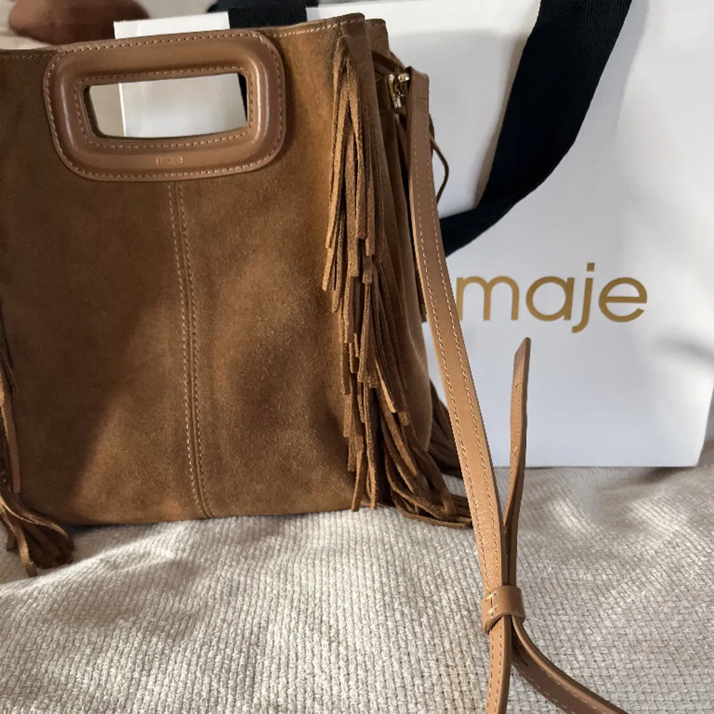 maje väska som är köpt i april 2023, väskan är i nyskick och har inga defekter! köpte väskan på maje butik i paris, dustbag medföljer. fråga ifall bilder önskas. pris går att diskutera. Laukut & Käsilaukut.