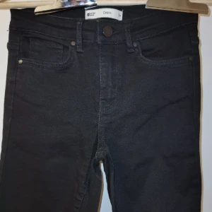 Gina tricot jeans Emma stl 34 (oanvända, helt nya) - Helt nya Gina Tricot byxor som jag har aldrig använt. Storlek 34. Färg: svarta. Passform: Midwaist. Material: 98% bomull, 2% elastan. Därmed är de lite stretch. Köpta för 400 kr.