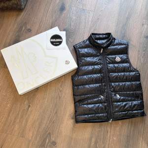 Moncler Gui väst i nyskick, kommer med box och kvitto. Storlek 1 passar S, nypris 8400 sek mitt pris 3500 sek. Bara att höra av sig vid frågor eller funderingar, över 60 refs finns! :)