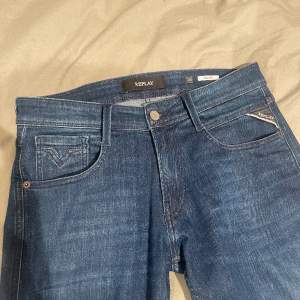 Tja, säljer nu mina replay slim fit jeans då de blivit för små!, jag köpte dem helt nya från MQ för 1000kr ungefär 4 veckor sen. De är använda fåtal gånger och sitter skit bra😃 