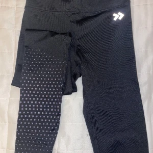 Träningstights  - Träningstights från lager157 i storlek S.  Tunt fodrade med snörning i midjan 