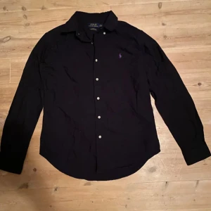 Ralph lauren skjorta - Ralph lauren skjorta i storlek M. Kan även passa L. Mycket bra skick. Hör av dig vid intresse 
