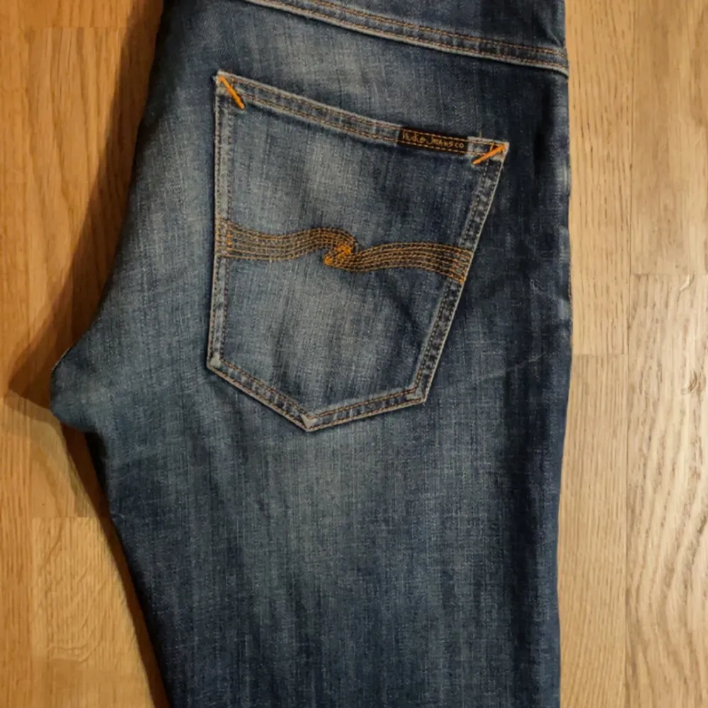 Säljer ett par feta Nudie jeans|Slim fit|Skick 8/10|använda ett fåtal gånger (inga slitningar)|Ny pris 1,600| Mitt pris 499|dem har storleken 31 32|Hör av er vid minsta lilla fråga!🤩 . Jeans & Byxor.