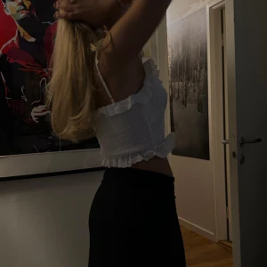 Vit topp - Vit söt topp. Somrig med lite volanger. I bra skick 