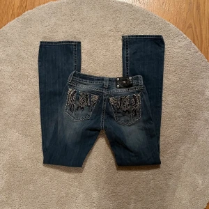 Miss me jeans  - Miss me jeans, bootcut och lågmidjade. Är lite slitna längst nere, en nit är borta och en är lös och dom har en fläck (kolla bilder). Midjemått: 35cm, innerben: 83, , ytterben: 104cm! Kom privat vid frågor och använd gärna köp nu!❤️