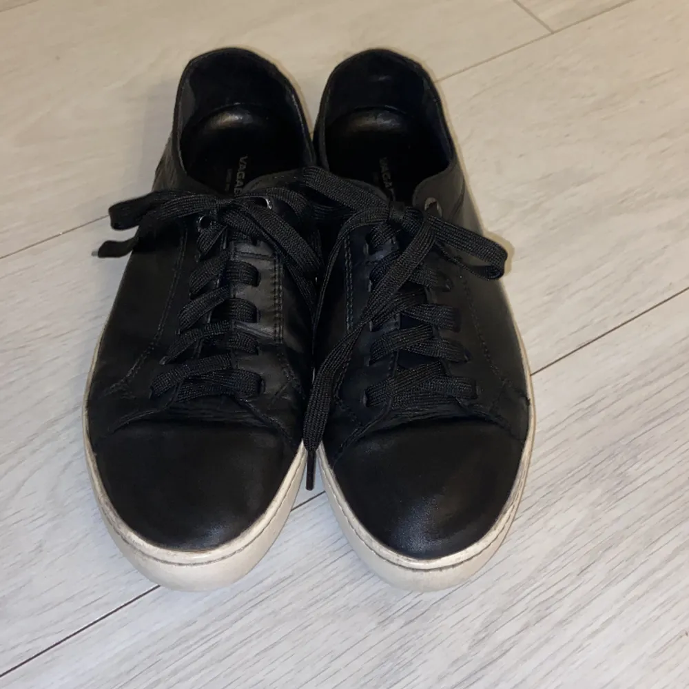 Svarta sneakers från VAGABOND med vit sula Nypris 1300 kr Storlek 38 De är använda men i bra skick! De är lite creaseade men inget mer 💕. Skor.