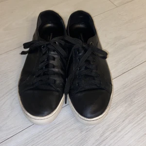 Svarta skor från Vagabond - Svarta sneakers från VAGABOND med vit sula Nypris 1300 kr Storlek 38 De är använda men i bra skick! De är lite creaseade men inget mer 💕