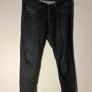 Limited availability, so don't hesitate to make it yours today! Contact us for more details or to place your order. Brand: Tiger of Sweden Item: Slim Jeans Size: 31/32 Color: Dark blue Condition: 9/10 nearly new (nästan nya) New Price/Nypris: $135/14