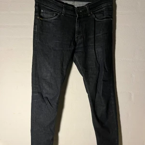 Tiger of Sweden slim jeans - Limited availability, so don't hesitate to make it yours today! Contact us for more details or to place your order. Brand: Tiger of Sweden Item: Slim Jeans Size: 31/32 Color: Dark blue Condition: 9/10 nearly new (nästan nya) New Price/Nypris: $135/14