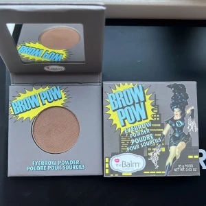 The balm eyebrow powder - The balm brow pow eyebrow powder i färgen light brown  Endast swatchad